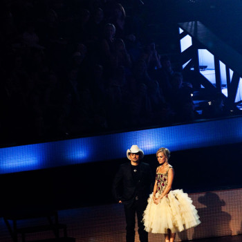 043CMA_Brad_Paisley_Carrie_Underwood_Peacock_Dress