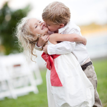 private_home_wedding_25_little-girl_little-boy_kiss