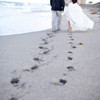 Blowing-rocks_20_footprints-sand