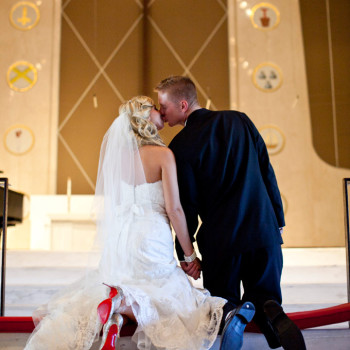 fort-lauderdale-wedding-23_kiss_kneeling