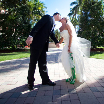 st_patricks_day_wedding-24_kiss_four-leaf-clover