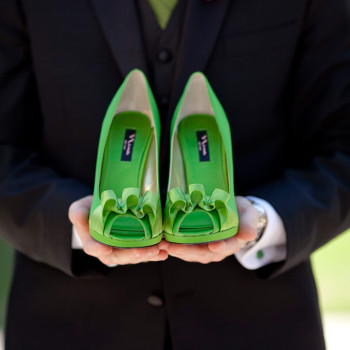 st_patricks_day_wedding-34_green-wedding-shoes_green-tie_boutineer