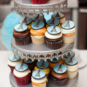 paris_themed_twins_baby_shower_2-cupcakes-eiffel-tower