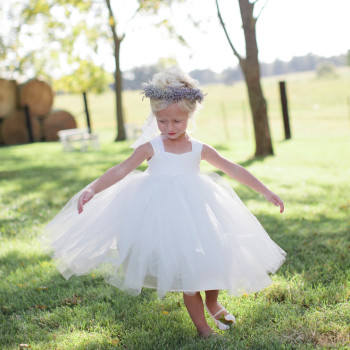 tennessee_wedding_photographer_37_flower_girl_dancing