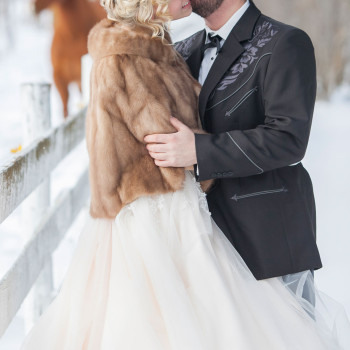 winter_wedding_13_sweet_kisses_horses_in_the_snow.
