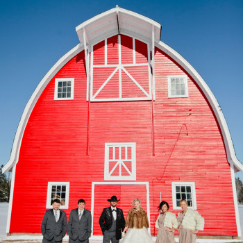 winter_wedding_15_big_red_barn_bridal_party_in_snow