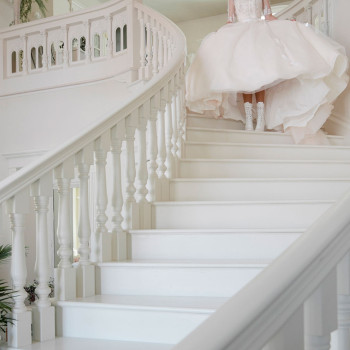 winter_wedding_21_white_staircase_bride