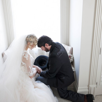 winter_wedding_29_bride_and_groom_praying