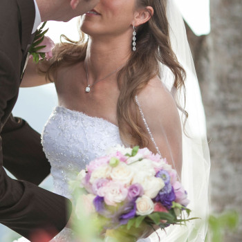 costa_rica_wedding_15_pura_vida_gardens_first_kiss