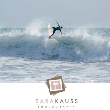 blowing-rocks-beach-jupiter-engagement_4_surfer