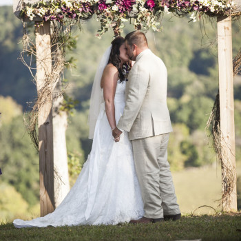 nashville-wedding-owen-farm-18-first-kiss