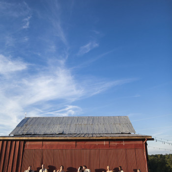 nashville-wedding-owen-farm-28-bridal-party-at-a-red-barn-owens-farm